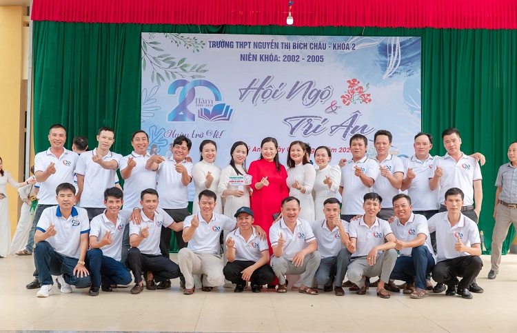 dong-phuc-hop-lop-mau-trang