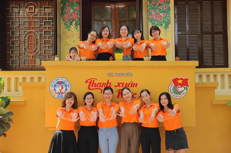 Đồng phục họp lớp màu cam in logo kỷ niệm 20 năm ra trường